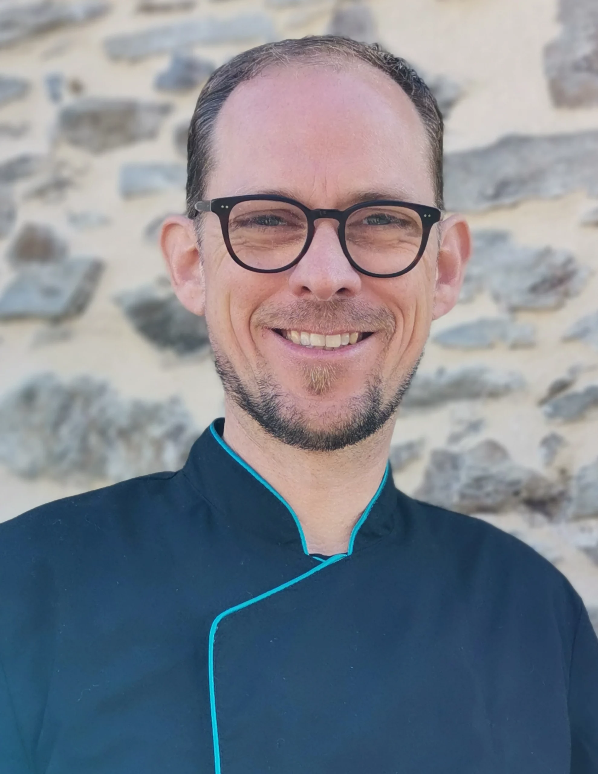 Photo portrait de Fabrice Gorlin caravane aménagée en cabinet de massage