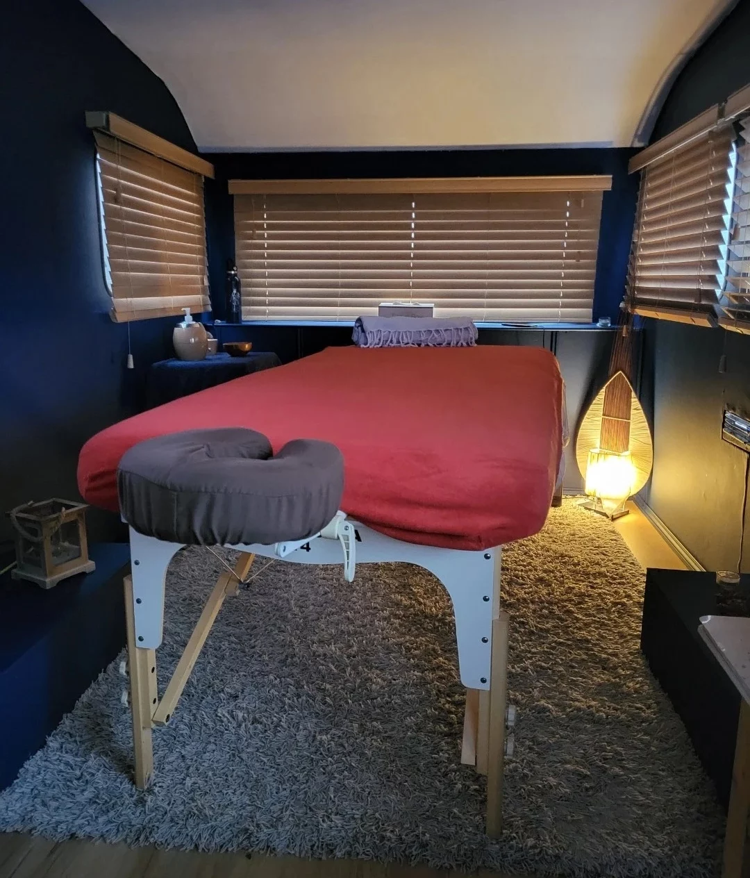 interieur-caravane-itinerante-de-massage (1) montrer l'interieur du cabinet itinerant de massage