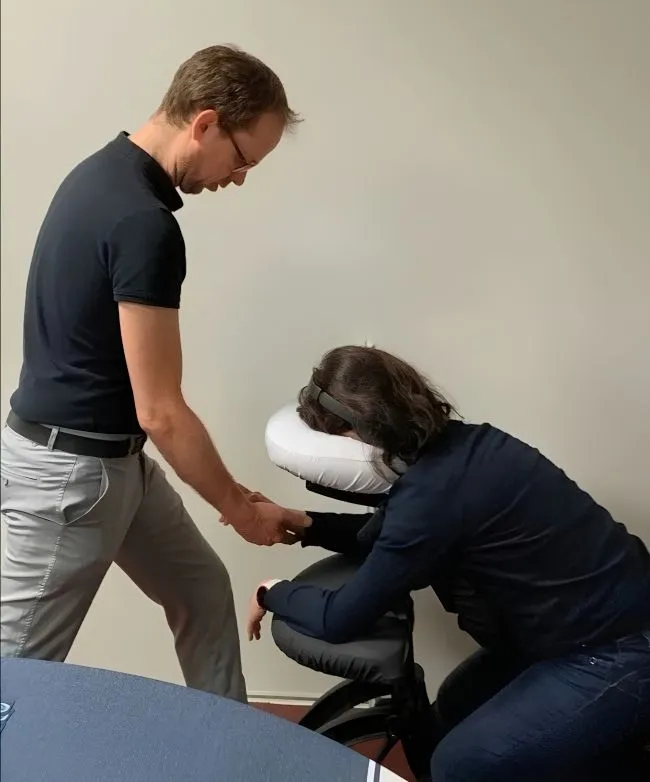 massage-amma-assis-en-entreprise montrer un massage amma assis en entreprise pour la qvct